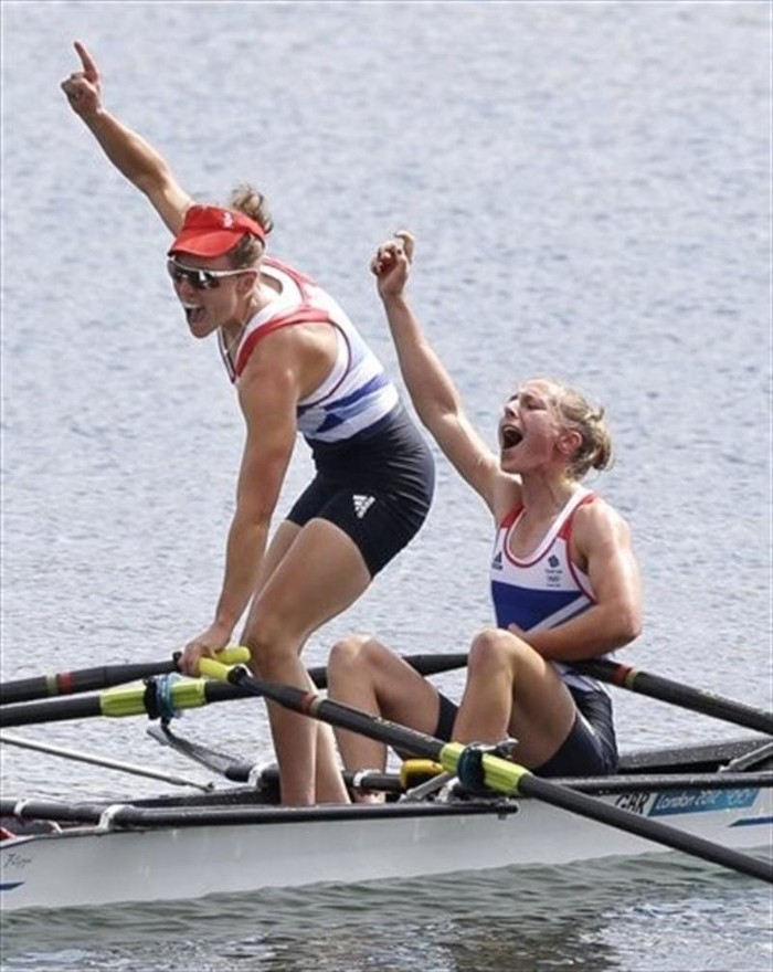 Katherine Copeland (trái), Sophie Hosking ăn mừng chiếc HCV ở nội dung thuyền nhẹ chèo đôi.